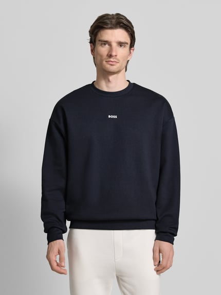 Męski model nosi Regular Fit Sweatshirt aus Baumwoll-Mix Model 'STENSON' od BOSS Green, jednokolorowa, napis z logo, dzianina dresowa, okrągły dekolt, długi rękaw, elastyczne wykończenia, mieszanka bawełny, ujęcie: całe ciało z przodu.