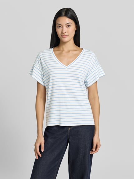 Frauenmodel trägt Relaxed Fit T-Shirt aus reiner Baumwolle von s.Oliver RED LABEL in Weiß mit blauen Streifen, Ganzkörperansicht von vorne.