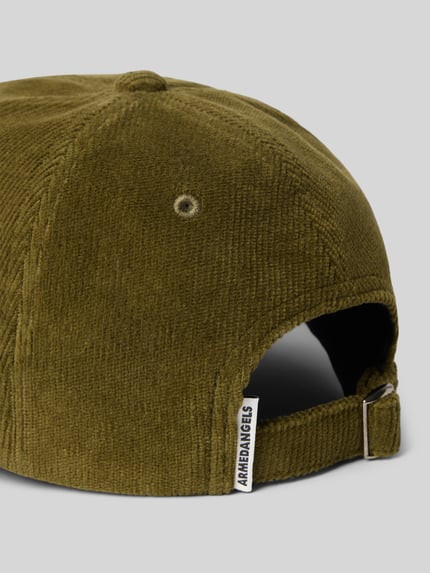 Produktfoto, olivgrüne Cap aus Baumwoll-Mix Modell 'YENAAS' von ARMEDANGELS mit sichtbarer Struktur und Metallschnalle, Herren Cap