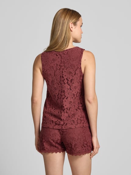 Frauenmodel trägt Regular Fit Trägertop aus Baumwoll-Mix Modell 'HONEY' von Vero Moda, Optik: Unifarben, Spitzen-Muster, V-Ausschnitt, breite Träger, Materialverarbeitung: Spitze, Ganzkörperansicht Rückansicht.