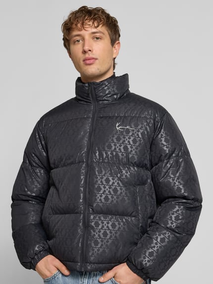 Karl Kani Kurtka w stylu puffer o kroju regular fit z nadrukiem z logo na całej powierzchni model 'Signature' Czarny 3