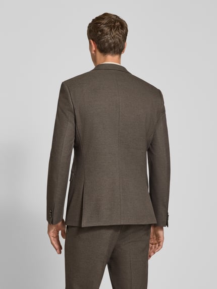 Männermodel trägt Regular Fit Sakko mit Brustleistentasche Modell 'Arti253X' von HUGO, feines Web- und Innenstruktur-Muster, unifarben, Ganzkörperansicht Rückansicht