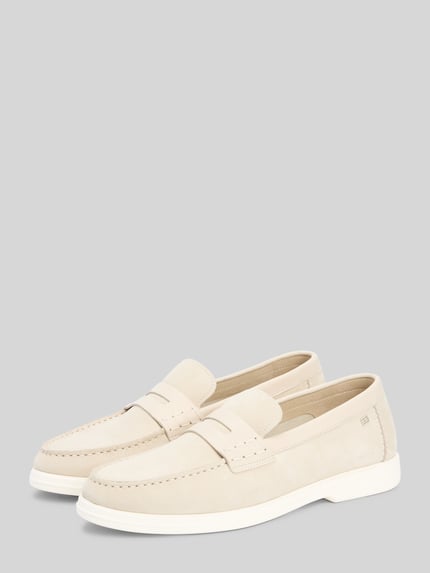 Produktfoto, Slipper aus echtem Leder von Tommy Hilfiger für Herren in heller Lederoptik mit abgerundeter Schuhspitze, flacher Absatzform.