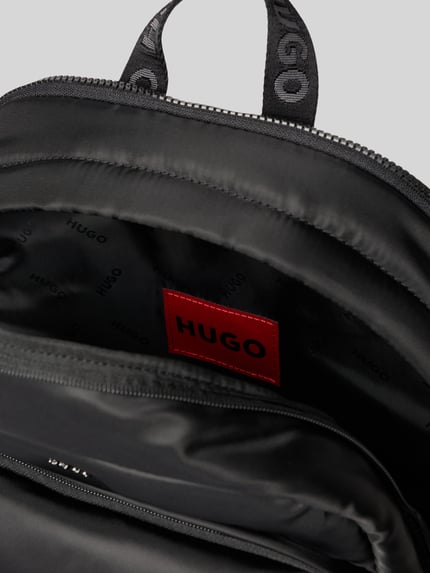 Produktfoto, plecak HUGO model 'AYDEN_NEW_BACKPACK' z jednokolorowego materiału, główna przegroda, przegródka na laptop, kieszenie zapinane na zamek błyskawiczny, metalowa aplikacja z metką, możliwość noszenia na ramieniu