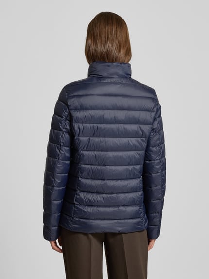 Vrouwenmodel draagt Gewatteerd jack met opstaande kraag van Christian Berg Woman Selection, regular fit, ruglengte 64 cm, schouderbreedte 41 cm, borstwijdte 52 cm, mouwlengte 64 cm, rits en ritszakken, donkerblauw met doorgestikte naden, gladde textuur, volledig lichaam achteraanzicht