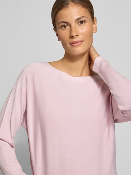 Vrouwenmodel draagt gebreide pullover uit viscosemix met ronde hals van comma, glanzend, regular fit, ruglengte maat 36: 55 cm, mouwlengte: 55 cm, dames, lichtroze, nahaufnahme bovenlichaam.