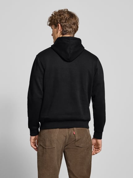 Männermodel trägt Hoodie mit Label-Print von Jack & Jones aus Baumwoll-Mix, lockerer Schnitt, Kapuze, Känguru-Tasche, Rückansicht.