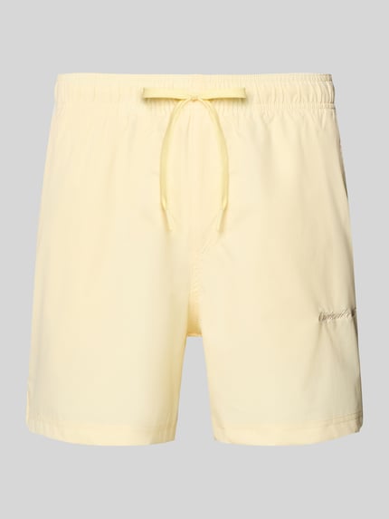Produktfoto, spodenki kąpielowe z wyhaftowanym logo model 'MAUI' od Jack & Jones, krój regular fit, elastyczny pas, tunel, pastelowy żółty odcień, gładka tekstura