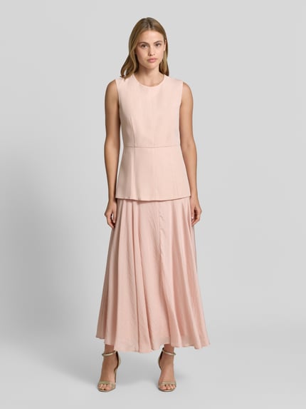 Vrouwenmodel draagt Maxikleid aus Lyocell-Leinen-Mix mit 2-in-1-Look van Jake*s Collection in lichtroze, recht model en ronde hals, ruglengte maat 36: 133 cm, borstwijdte maat 36: 43 cm. Ganzkörperansicht van voren.