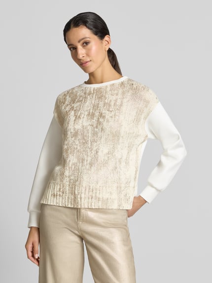 Frauenmodel trägt Regular Fit Sweatshirt aus Baumwoll-Mix mit Schurwoll-Anteil von Marc Cain, Strick-Optik, cremeweiß, Ganzkörperansicht von vorne.