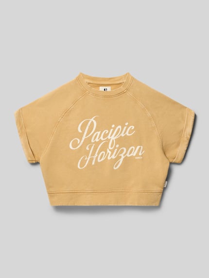 Produktfoto, Cropped T-Shirt mit Statement-Print von Garcia in Beige mit Rundhalsausschnitt, Reine Baumwolle, Logo-Print, Rückenlänge 38 cm bei Größe 140