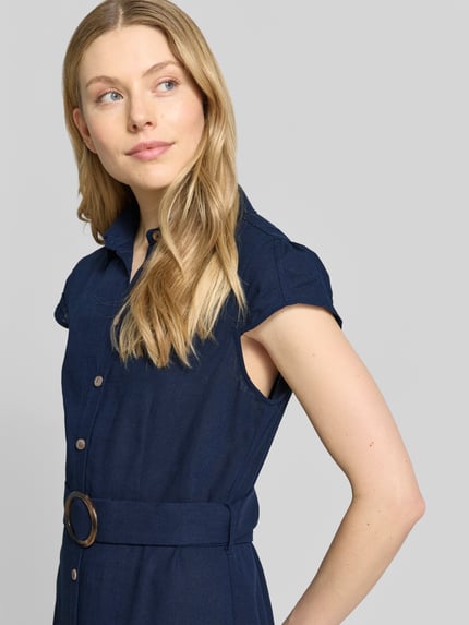 Frauenmodel trägt Hemdblusenkleid aus Viskose-Leinen-Mix mit Gürtel von Apricot, dunkles Blau, strukturierte Oberfläche, Nahaufnahme Oberkörper. Taillierter Schnitt, Hemdblusenkragen, Knopfleiste, Gürtel, Midikleid, Rückenlänge Größe S 114 cm, Brustweite 48 cm, Ärmellänge 10 cm.
