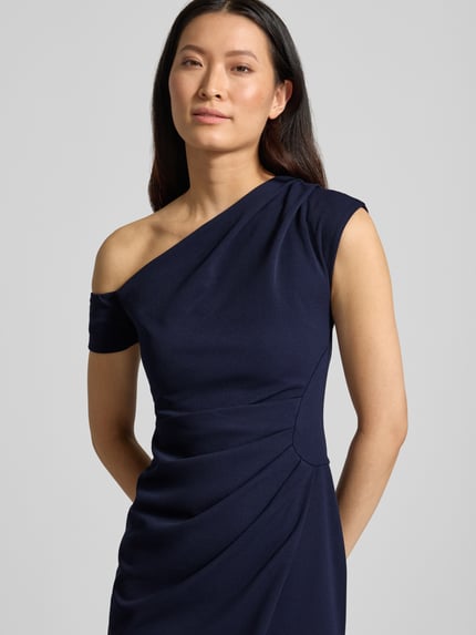 Vrouwenmodel draagt knielang Knielanges Kleid mit Gehschlitz van Lipsy in donkerblauw, elastische materiaalmix, slim fit, off-shoulder-design, asymmetrische look, loopsplit, ruglengte bij maat 36: 105 cm, borstwijdte: 41 cm, mouwlengte: 23 cm, Nahaufnahme bovenlichaam.