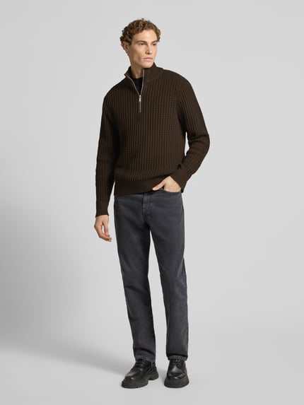 Mannelijk model draagt Regular Fit Troyer in Waffel-Struktur Modell 'TOM' van SELECTED HOMME, donkere tint, gebreide structuur, voorkant volledig lichaamsbeeld.