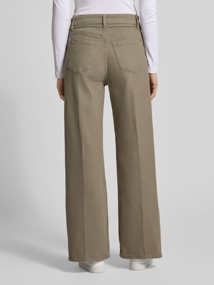 Männermodel trägt Wide Fit Jeans mit Bügelfalten von Christian Berg Woman, bawełna z elastanem, szeroki krój, pięć kieszeni, beżowy, Szerokość w rozmiarze 36/32: 107 cm, długość wewnętrzna nogawki: 77 cm, widok całej sylwetki z tyłu