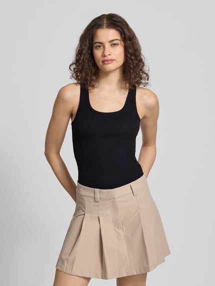 Frauenmodel trägt Tanktop mit Rundhalsausschnitt von Review aus schwarzem Baumwoll-Mix mit Stretch-Anteil, Feinripp, Körpernaher-Schnitt, Ganzkörperansicht von vorne.
