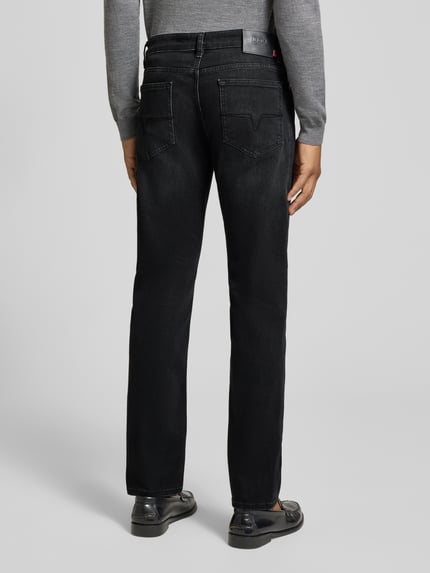 Männermodel trägt Modern Fit Straight Jeans aus Baumwoll-Mix Modell 'Mitch' von JOOP! JEANS in Schwarz, Ganzkörperansicht Rückansicht.