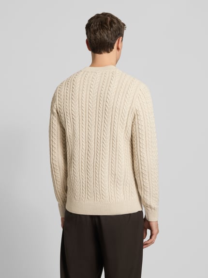 Männermodel draagt Gebreide pullover met structuurpatroon Model 'SEAN' van Jack & Jones Premium in katoenmix, regular fit, ronde hals, ruglengte 68 cm, mouwlengte 71 cm, kleur crème, Ganzkörperansicht Rückansicht.