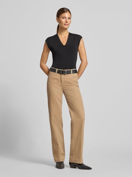 Frauenmodel trägt Regular Fit Cordhose mit seitlichen Eingrifftaschen Modell 'Jenny Wide' von TONI, beige, Strukturmuster, Ganzkörperansicht von vorne.