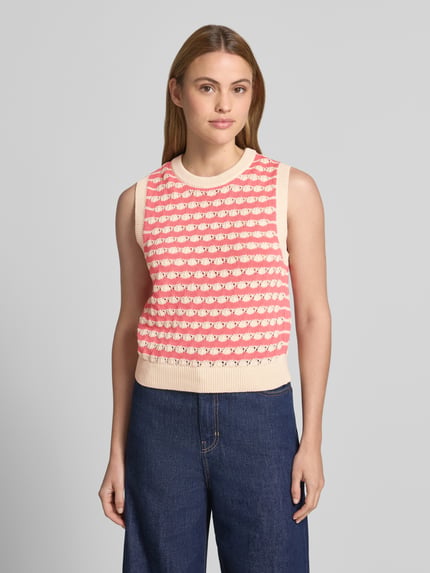 Frauenmodel trägt Regular Fit Pullunder aus reiner Baumwolle Modell 'CORAL REEF' von Vero Moda in Two-Tone-Optik, Strick, Rundhals; Ganzkörperansicht von vorne.