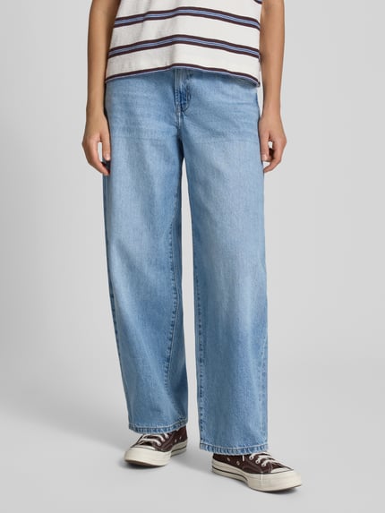 Frauenmodel trägt hellblaue Loose Fit Jeans aus reiner Baumwolle Modell 'GIANNA' von ONLY, Damen Wide & Loose Fit Jeans, Nahaufnahme Unterkörper.