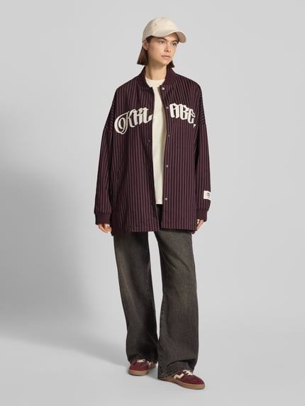 Karo Kauer Oversized Hemdjacke mit Label-Stitching Pflaume 1