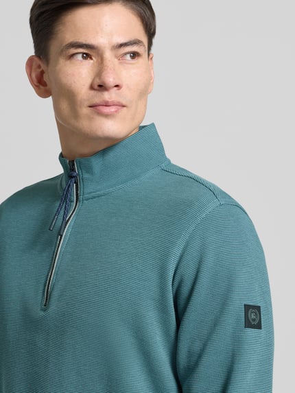 Männermodel trägt Regular Fit Troyer mit Stehkragen und Reißverschluss van Lerros, katoenmix, structuur, blauwgroen, Nahaufnahme Oberkörper.