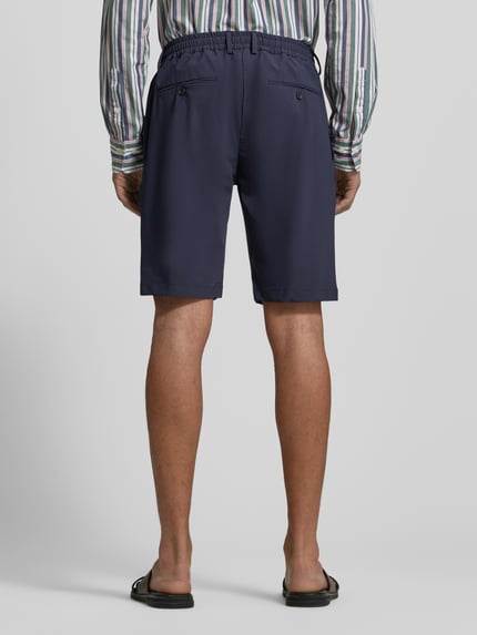 Männermodel trägt Straight Fit Shorts mit elastischem Bund van CRUNA, Heren korte broek met achterzakken, navyblauw, elastische band, ganzkörperansicht rückansicht.
