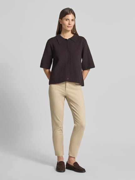Frauenmodel trägt Hose in verkürzter Passform Modell 'Ornella' von Angels, Baumwoll-Mix mit Stretch-Anteil, Eingrifftaschen, Bundweite 40 cm bei Größe 36, Ganzkörperansicht von vorne.