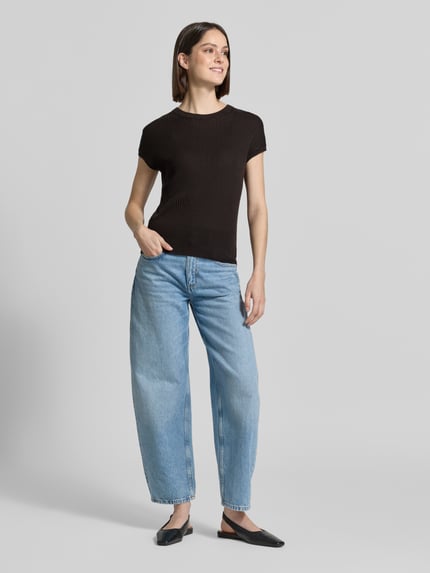 Vrouwenmodel draagt zwart T-shirt uit mix van lyocell en linnen, regular fit, riblook, ronde hals, model 'Tianna' van Someday, dames, Ganzkörperansicht von vorne