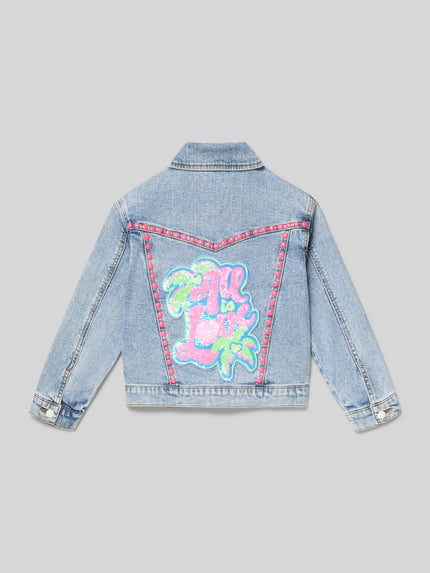 Meisje draagt Jeansjacke mit Nieten und Pailletten van BILLIEBLUSH in katoenmix, regular fit, platte kraag, knoopsluiting, pailletten op de achterkant, ruglengte 30 cm, schouderbreedte 41 cm, mouwlengte 55 cm, lichte denimkleur, rechte vormen, gladde en glanzende texturen. Ganzkörperansicht achteraan.