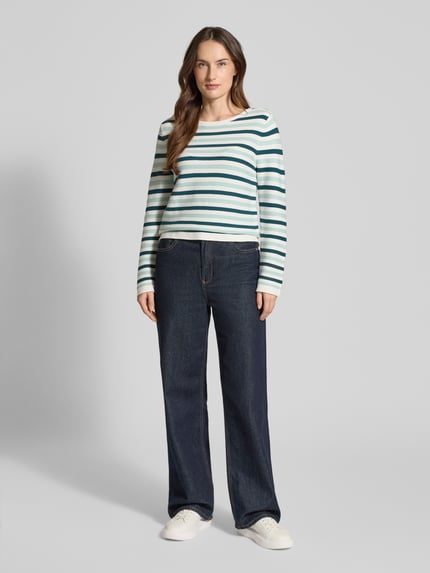 Frauenmodel trägt Regular Fit Strickpullover aus reiner Baumwolle von Tom Tailor, gestreift, Rippstrick, Grün-Weiß, Langarm, Ganzkörperansicht von vorne.
