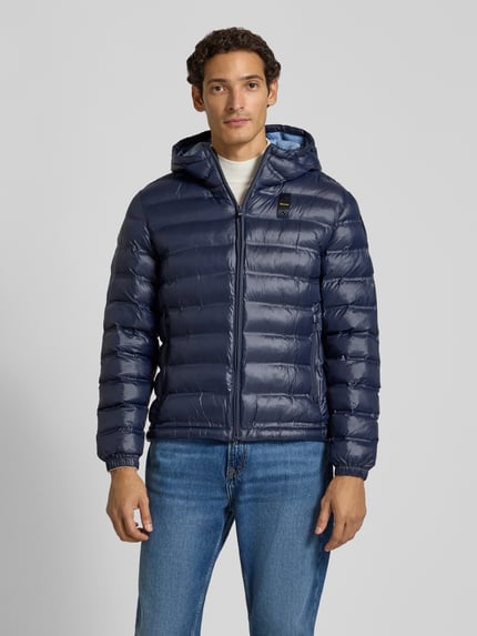 Männermodel trägt dunkelblaue Steppjacke mit Zweiwege-Reißverschluss Modell 'CHARLES' von Blauer USA, Ganzkörperansicht von vorne.