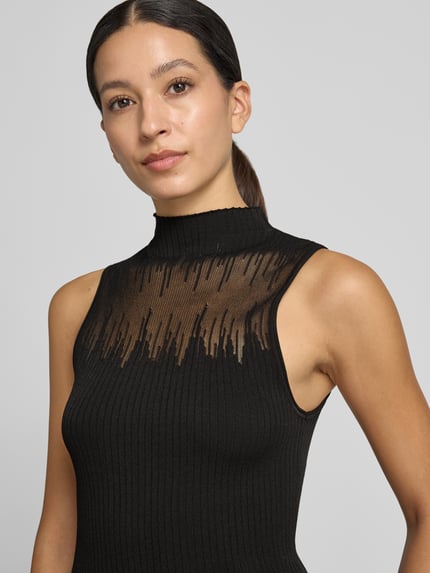 Vrouwenmodel draagt zwart ribgebreid top met doorschijnende inzet, Slim Fit Top mit Mock Neck model 'Sieffy' van HUGO, dames top, close-up bovenlichaam.