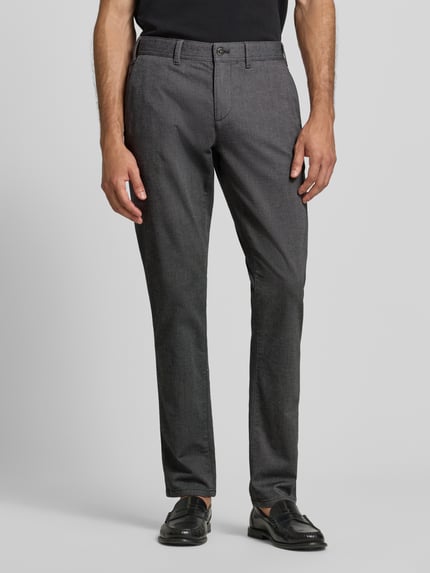 Mannenmodel draagt Kleingemusterte Hose mit Gesäßtaschen van MCNEAL in grijs met klein motief, slim fit, mix van katoen en elastaan, steekzakken en achterzakken, bandwijdte maat 50: 45 cm, binnenbeenlengte maat 50: 83 cm. Ganzkörperaanzicht van voren.