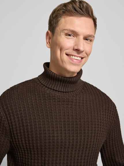 Männermodel trägt Regular Fit Rollkragenpullover in Waffel-Struktur Modell 'TOM' van SELECTED HOMME, bruin, biologische katoen, Nahaufnahme Oberkörper.