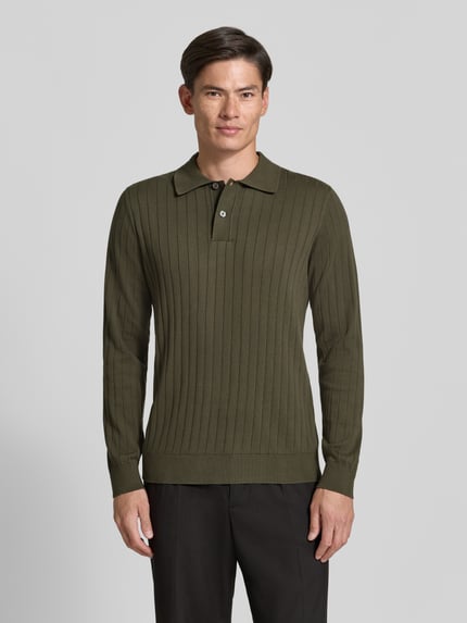 Męski model nosi koszulkę polo Regular Fit z czystej bawełny model 'TORINO' od Selected, oliwkowy kolor, prążkowana faktura, Ganzkörperansicht von vorne
