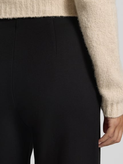 Frauenmodel trägt Flared Cut Hose mit elastischem Bund und Längsnähten von Christian Berg Woman Selection, Viskose-Mix mit Stretch-Anteil, Nahaufnahme Oberkörper
