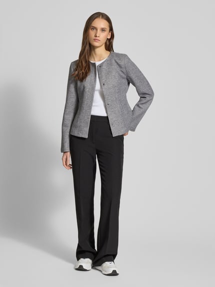 Frauenmodel trägt Slim Fit Jacke mit verdeckter Knopfleiste Modell 'SEDONA LIFE' von ONLY, Optik: Melange, Rundhals, Langarm, Ganzkörperansicht von vorne.