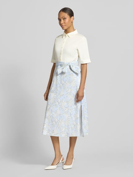 Frauenmodel trägt Tailliertes Hemdblusenkleid aus Baumwoll-Mix von s.Oliver BLACK LABEL, mehrfarbig, Glencheck-Muster, Midi-Länge, Popeline; Ganzkörperansicht von vorne.
