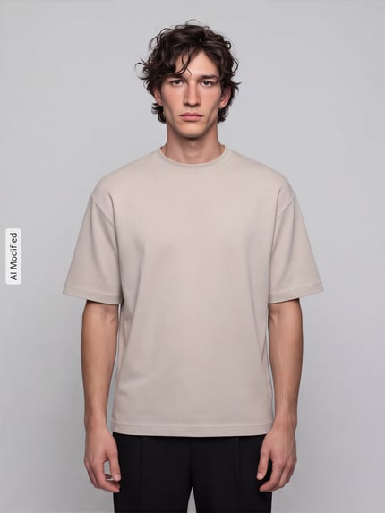 Männermodel trägt Relaxed Fit T-Shirt mit Rundhalsausschnitt Modell 'OSCAR' von SELECTED HOMME, beige, reine Baumwolle, Ganzkörperansicht von vorne, KI-modifiziertes Bild.