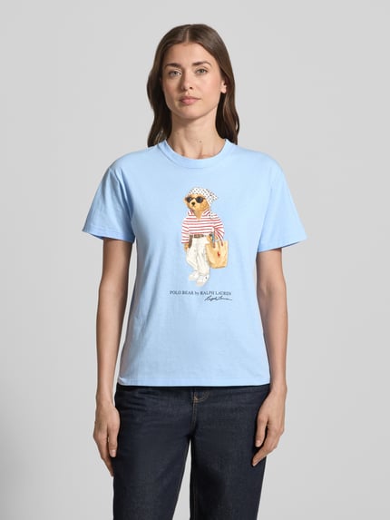Frauenmodel trägt Regular Fit T-Shirt aus reiner Baumwolle mit BEAR-Motiv von Polo Ralph Lauren, Optik: Unifarben, Motiv-Print, Rundhals, Kurzarm, Materialverarbeitung: Jersey, Ganzkörperansicht von vorne.