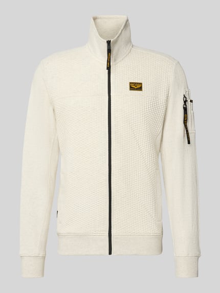 Produktfoto, Sweatjacke mit Stehkragen und Label-Patch von PME Legend, cremefarben mit Strukturmuster, Label-Details am Reißverschluss, Material-Mix mit Baumwoll-Anteil, seitliche Eingrifftaschen, gerade Passform