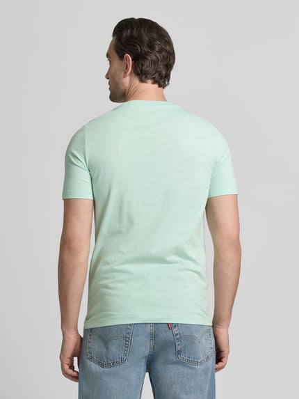 Mannelijk model draagt Regular Fit T-Shirt aus reiner Baumwolle van s.Oliver RED LABEL in effen mintgroen katoen jersey, label print, rond hals, korte mouwen, regular fit, achteraanzicht volledige lichaamsopname