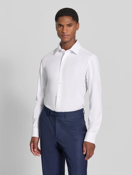 Männermodel trägt weißes Slim Fit Businesshemd aus Baumwoll-Mix Modell 'P-Hank-K-261' von BOSS, Herren Businesshemd, Ganzkörperansicht von vorne.