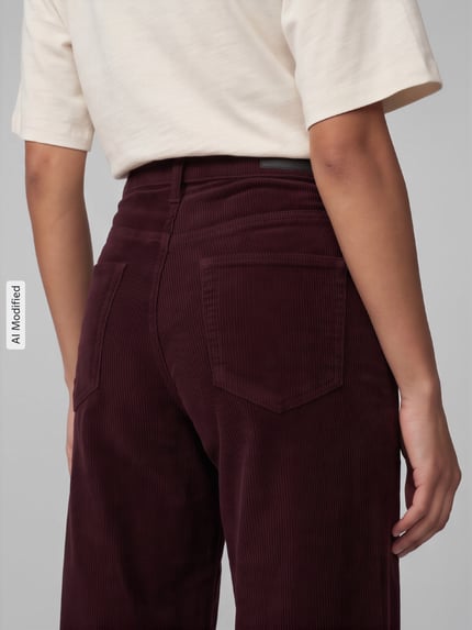 Vrouwenmodel draagt Wide Leg corduroy broek uit katoenmix model 'HOPE' van ONLY, Dames corduroy broek, detailopname achterkant, KI-modificeerd beeld