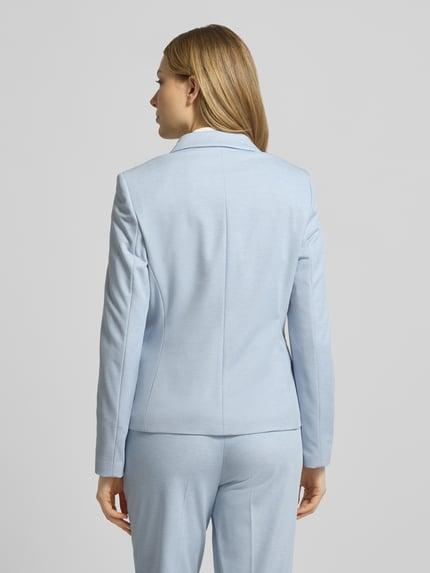 Vrouwenmodel draagt Regular Fit Blazer met reverskraag van Christian Berg Woman Selection, lichtblauwe materiaalmix met viscose, paspelzakken, knoopsluiting, ruglengte maat 36: 58 cm, borstwijdte 43 cm, mouwlengte 63 cm, geheel van achteren