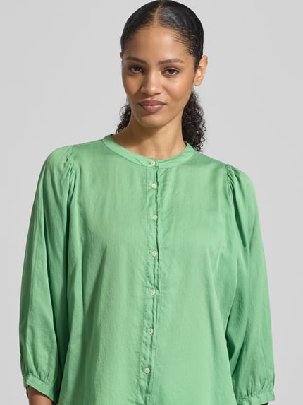 Vrouwenmodel draagt Regular Fit Bluse met ronde hals model 'FAVIOLA' van 0039 Italy, pure katoen, 3/4-mouw, close-up bovenlichaam.