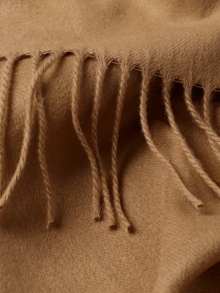 Produktfoto, Schal mit Fransen Modell 'Cashmink' von FRAAS in Strick-Optik, rechteckig, beige Farbe, feine weiche Textur, Detailaufnahme.