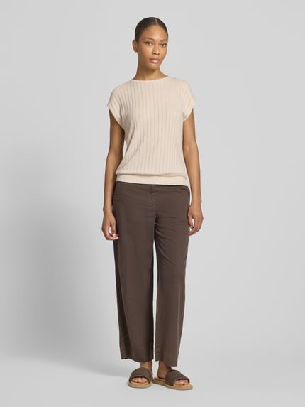 Frauenmodel trägt T-Shirt aus Viskose-Mix mit Strukturmuster Modell 'Sapino' von OPUS in Beige, Regular-Fit, Rundhalsausschnitt, Damen T-Shirt, Rückenlänge bei Größe 36: 56 cm, Ganzkörperansicht von vorne.